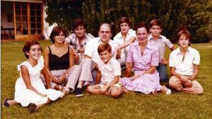 Imagen-de-familia-de-los-Pujol-Ferrusola--Josep-es-el-que-aparece-detras--entre-su-padre-y-su-madre-