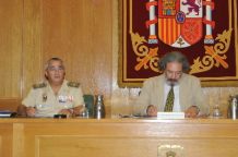 Heriberto Cairo dando una conferencia en el CESEDEN en 2012