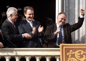 Pasqual Maragall, José-Luis Rodríguez Zapatero i Josep-Lluís Carod-Rovira al balcó de la Generalitat el día de la investudura, 2003.