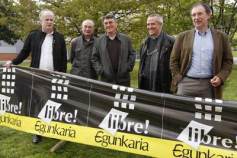 Los cinco absueltos de Egunkaria, Martxelo Otamendi, Xabier Oleaga, Juan Mari Torrealdai, Txema Auzmendi e Iñaki Uria, ayer en Andoain. / Foto: © J. Uriarte