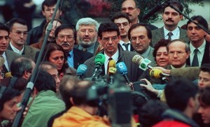 Sala antes de entrar en Can Brians acompañado por la plana mayor del PSC