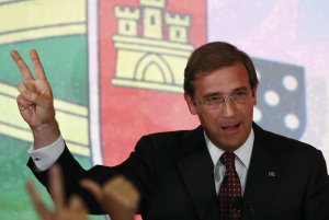 Portugal's Prime Minister and Social Democratic party leader Pedro Passos Coelho gestures to supporters after polls closed in a general election in Lisbon, Portugal, October 4, 2015. Portugal's center-right government headed for victory in an election on Sunday that was a vote test of its tough austerity stance, but exit polls showed it was likely to lose its majority in parliament. REUTERS/Juan Medina 4637#Agencia Reuters