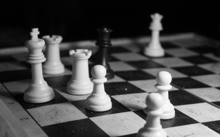 1405855671_black-and-white-chess-game_800