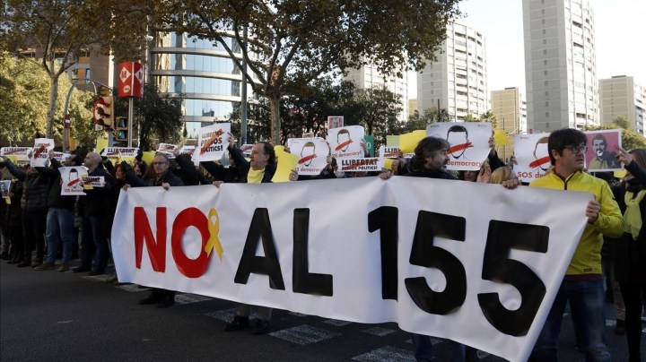 protesta-los-trabajadores-del-departament-territori-con-una-parcarta-contra-del-articulo-155-1512391407401